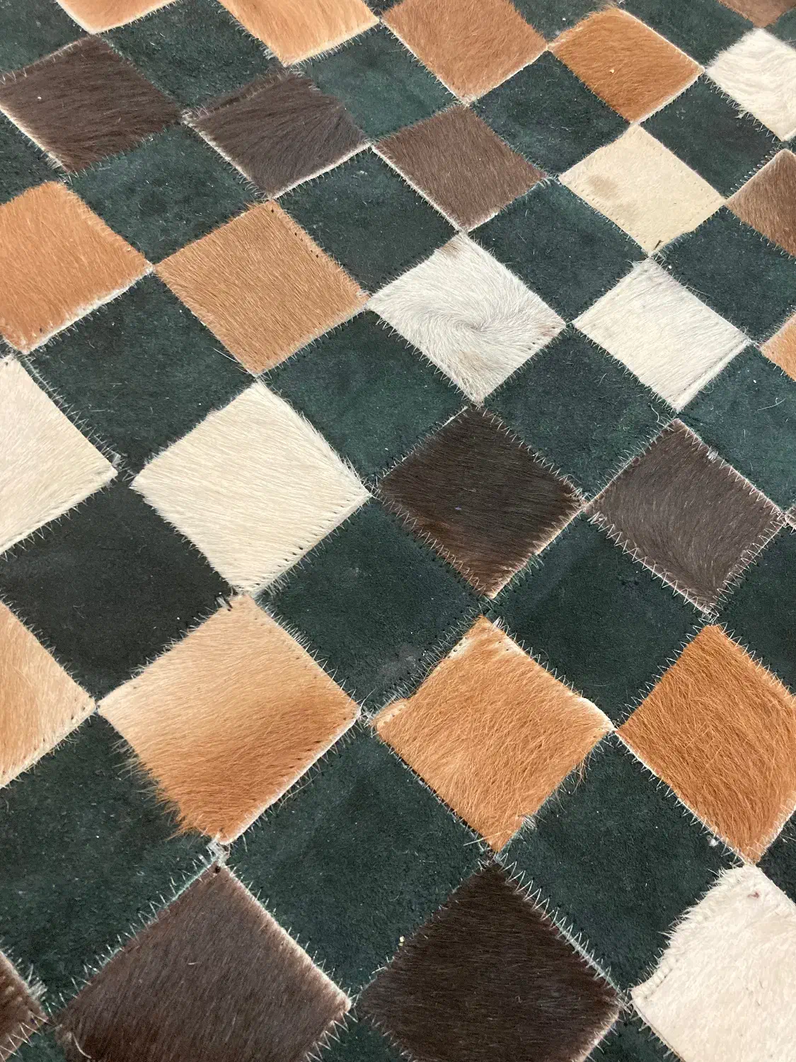 فرش چرم تیکه دوزی آنتیک برند مدنو دولایه نو نو|فرش|تهران, قلمستان|دیوار