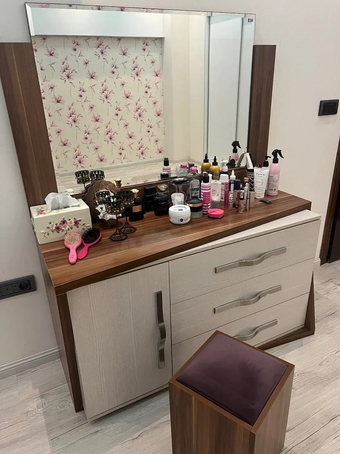 میز آرایش|تخت و سرویس خواب|رشت, بلوار گیلان|دیوار