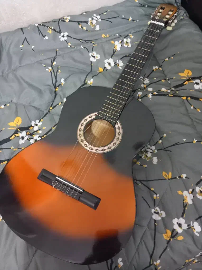 گیتار دیاموند درحد نو|گیتار، بیس، امپلیفایر|بروجرد, |دیوار