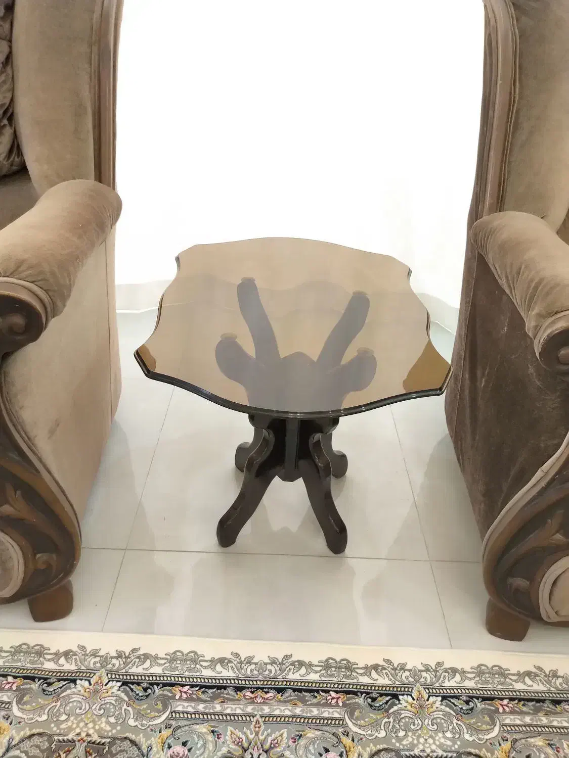 میز جلو مبلی شیشه ای با پایه چوبی|مبلمان خانگی و میز عسلی|همدان, |دیوار