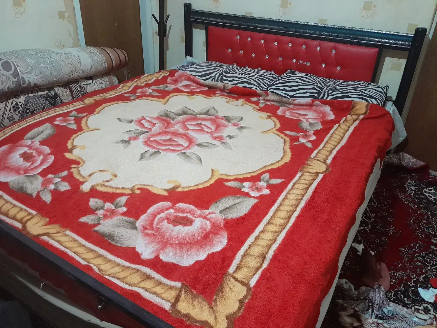 تخت فلزی دونفره همراه با تشک فنری در حد نو|تخت و سرویس خواب|همدان, |دیوار