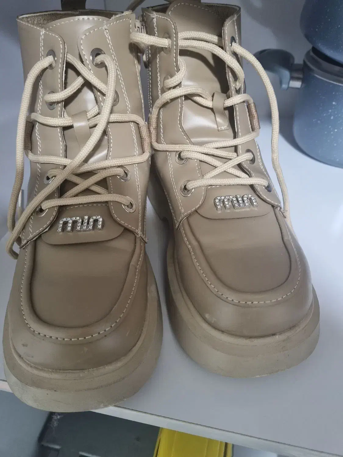 کفش|کیف، کفش، کمربند|پاسارگاد, |دیوار