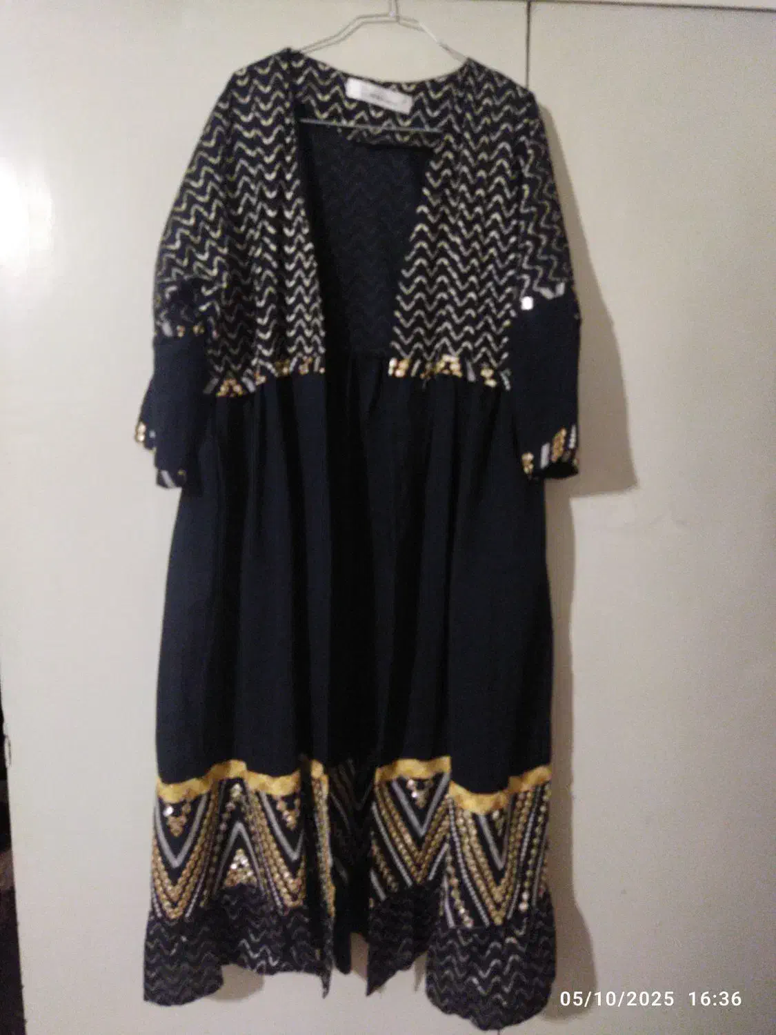 تعدادی لباس|لباس|اراک, |دیوار