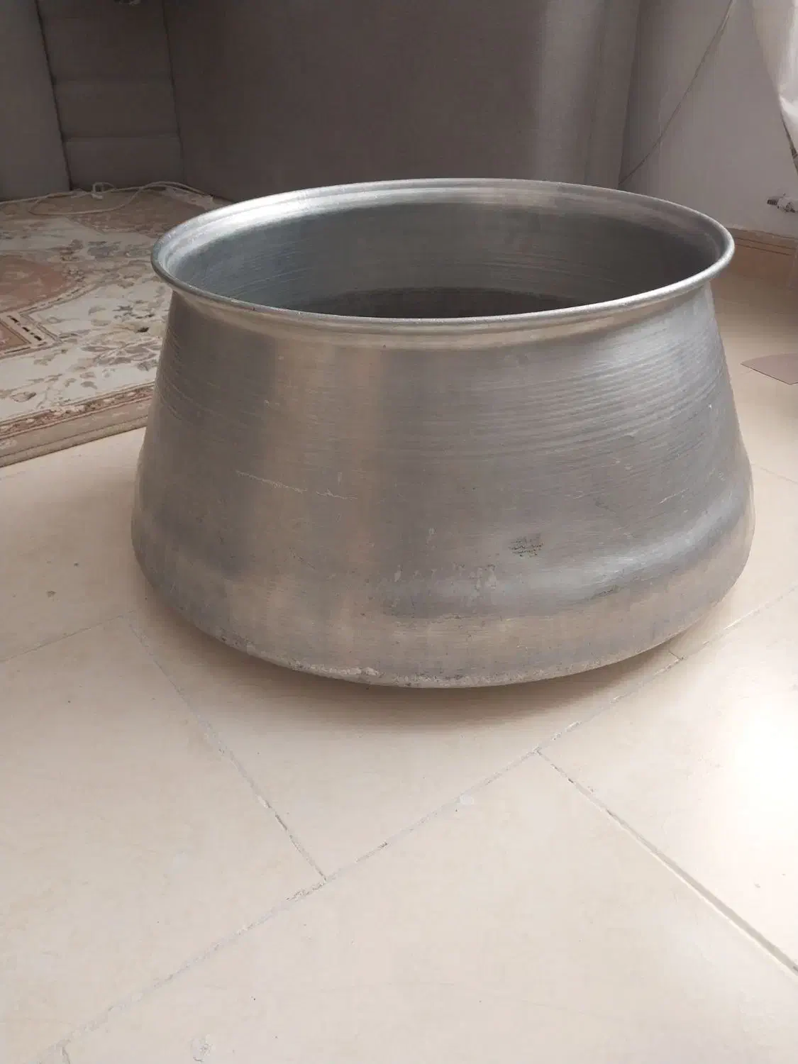 قزان روحی بزرگ|ظروف پخت‌وپز|چهارباغ, |دیوار