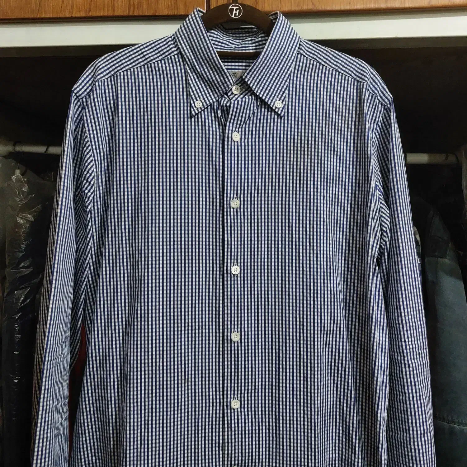 اورکت امریکایی و پیراهن مردانه|لباس|صدرا-فارس, فاز ۱|دیوار