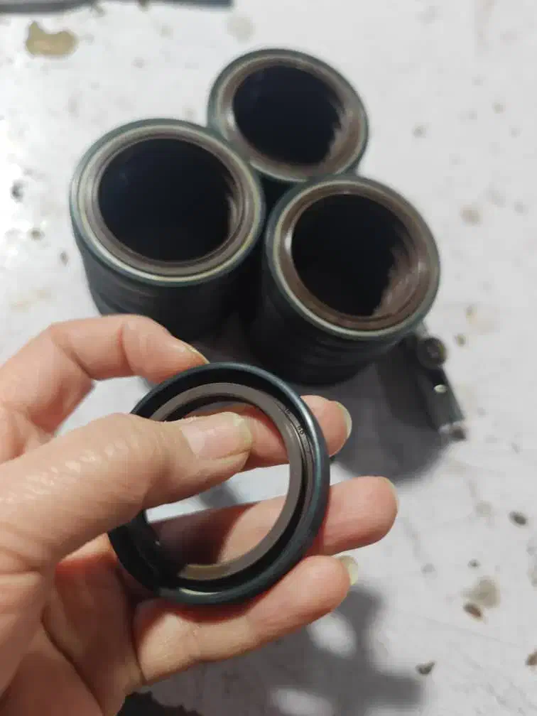 فروش عمده  ساق سوپاپ و کاسه نمد سوپاپ ۲۰۶ و ۴۰۵|قطعات یدکی و لوازم جانبی|تهران, تاکسیرانی|دیوار