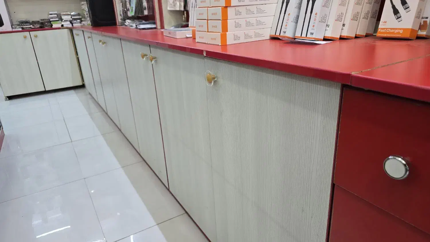 دکوراسیون فروشگاه موبایل و لپ تاپ|فروشگاه و مغازه|شاهین‌شهر, گزبرخوار|دیوار