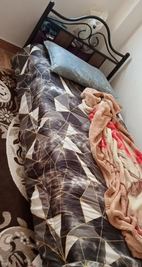 تخت وتشک کاملا سالم|تخت و سرویس خواب|رشت, پیرکلاچای|دیوار