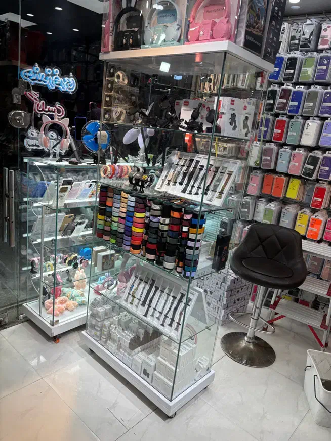 ویترین تمام شیشه ای شیک و درجه ۱|فروشگاه و مغازه|بروجرد, |دیوار