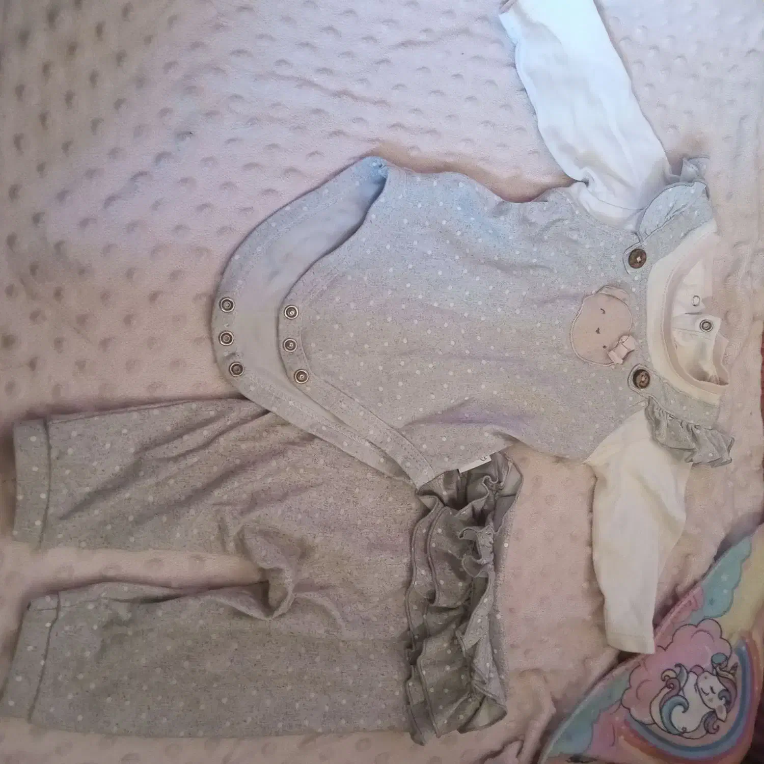 چنددست لباس نوزادی درحدنو|کفش و لباس بچه|کاشان, پاقپان|دیوار