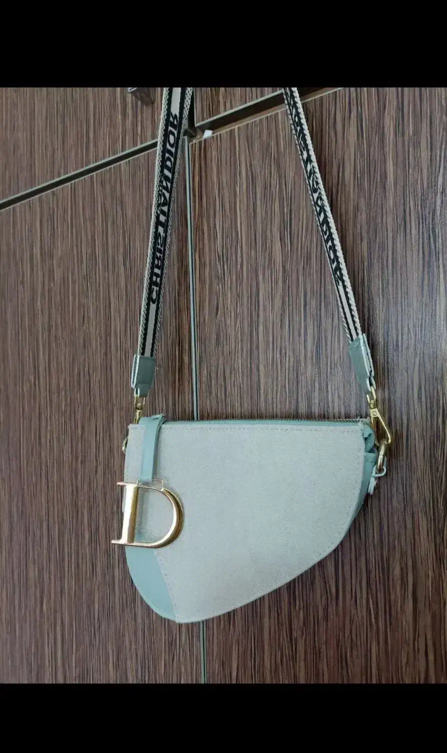 چندعددکیف|کیف، کفش، کمربند|رشت, فلسطین|دیوار