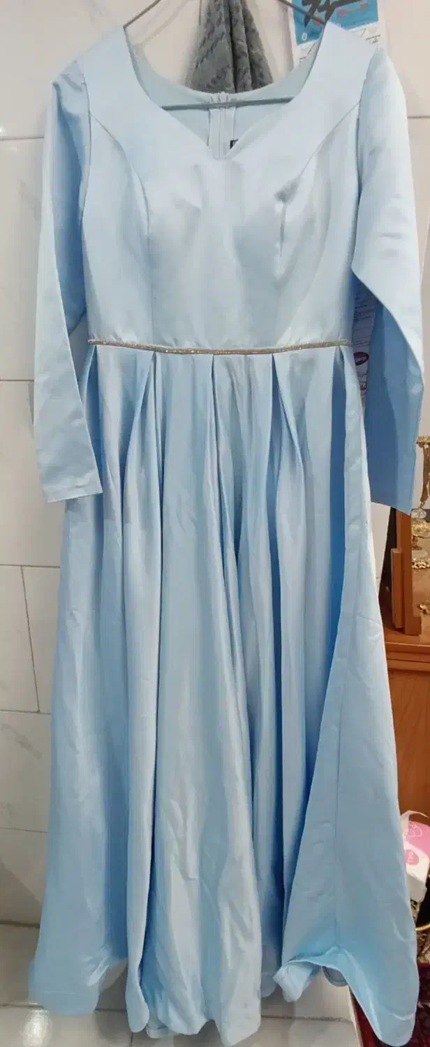 دو عدد لباس مجلسی|لباس|اقبالیه, |دیوار