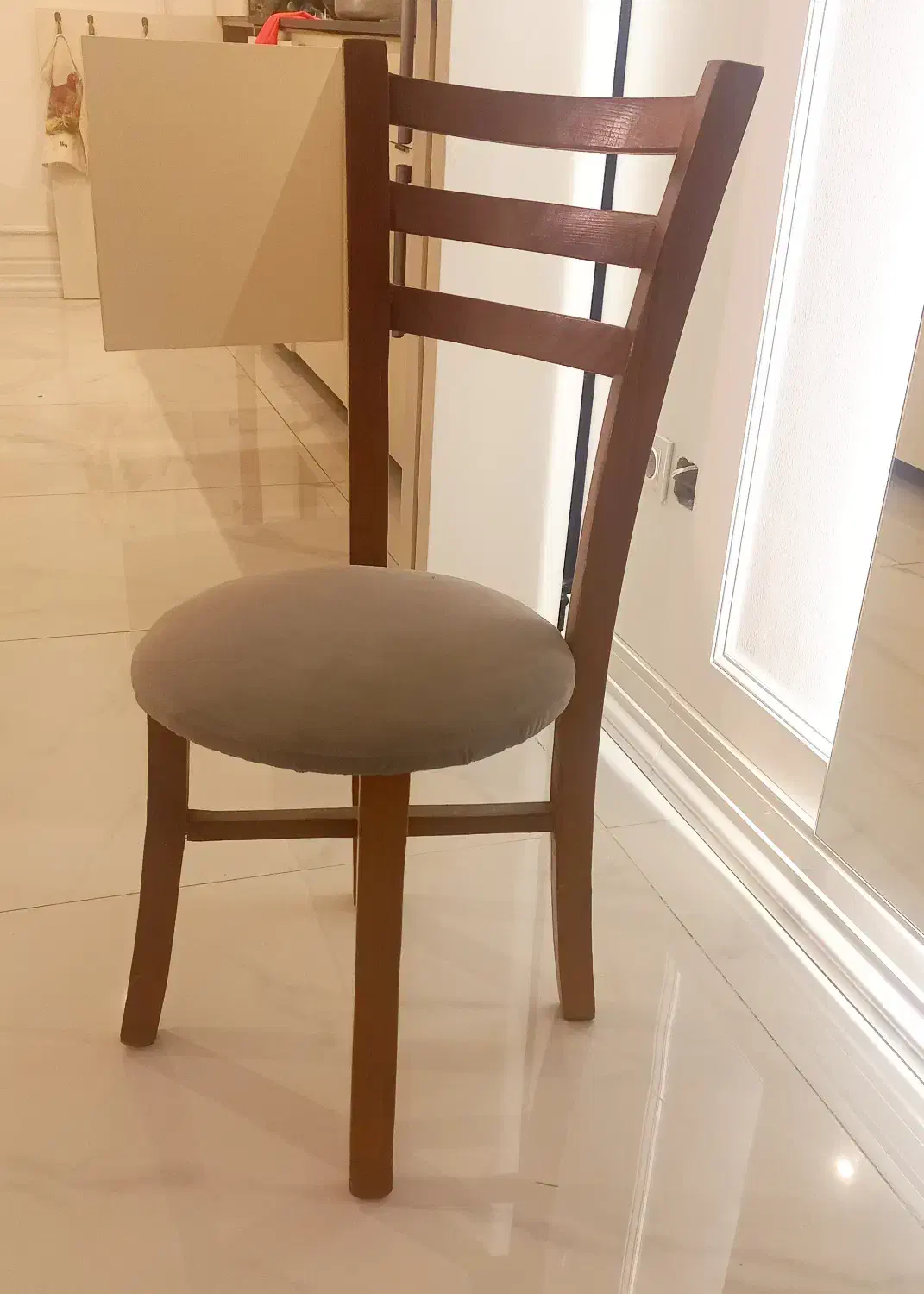 صندلی چوبی در حد نو|صندلی و نیمکت|کیش, |دیوار