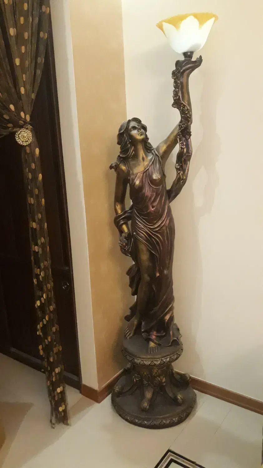 آباژور دکوری مجسمه دخترک ایستاده|چراغ خواب و آباژور|لواسان, |دیوار