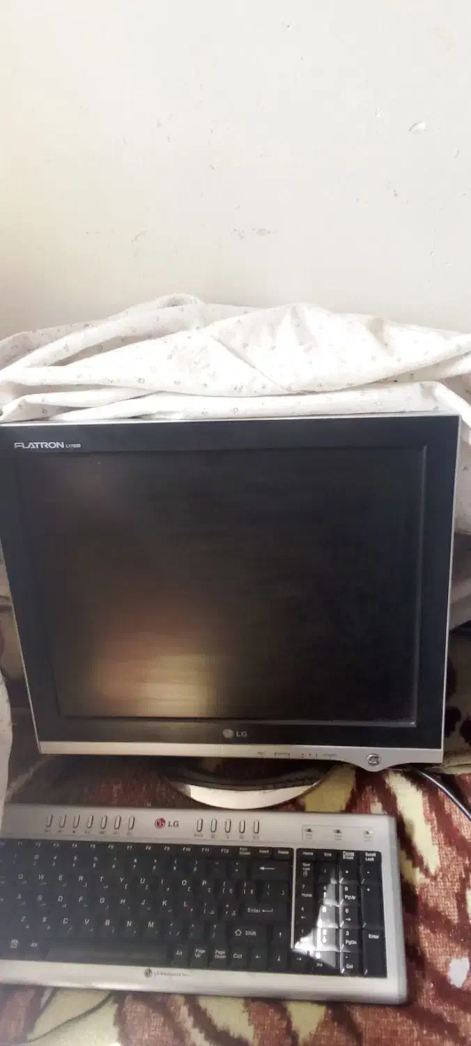 یک عدد کامپیوتر در حد اک نو نو نو بدون استفاده|رایانه رومیزی|شیراز, گلکوب|دیوار