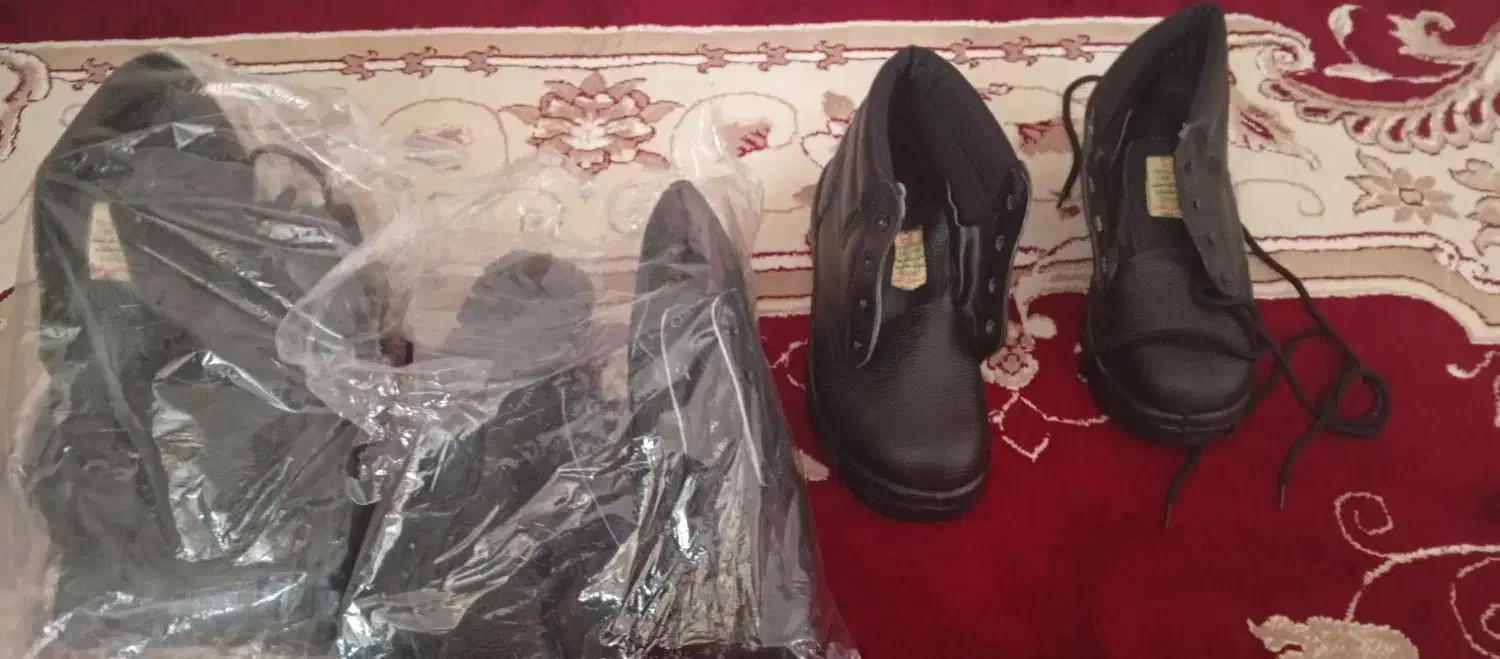 کفش کار|کیف، کفش، کمربند|دهلران, |دیوار