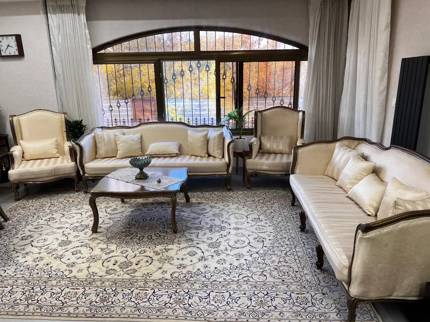 سرویس مبل فرانسوی ۷ نفره میز جلو مبلی و دو عسلی|مبلمان خانگی و میز عسلی|شیراز, کوی آزادگان|دیوار