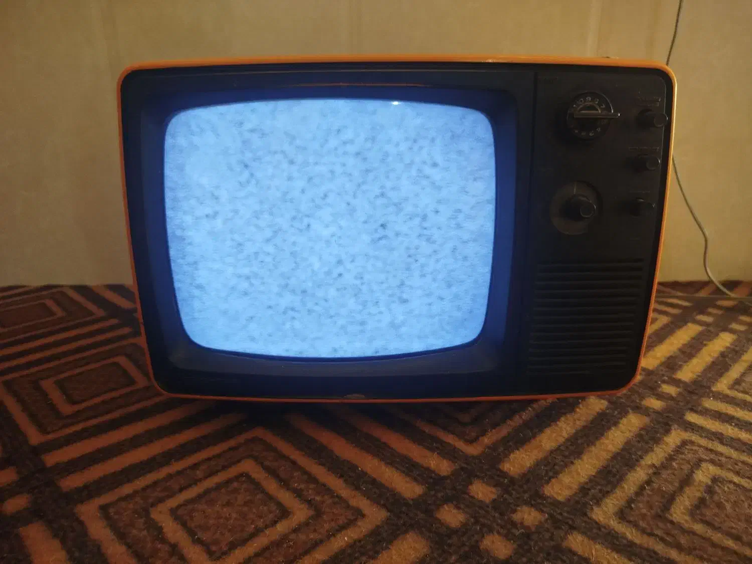 تلویزیون قدیمی دکوری|کلکسیون اشیاء عتیقه|یزد, |دیوار