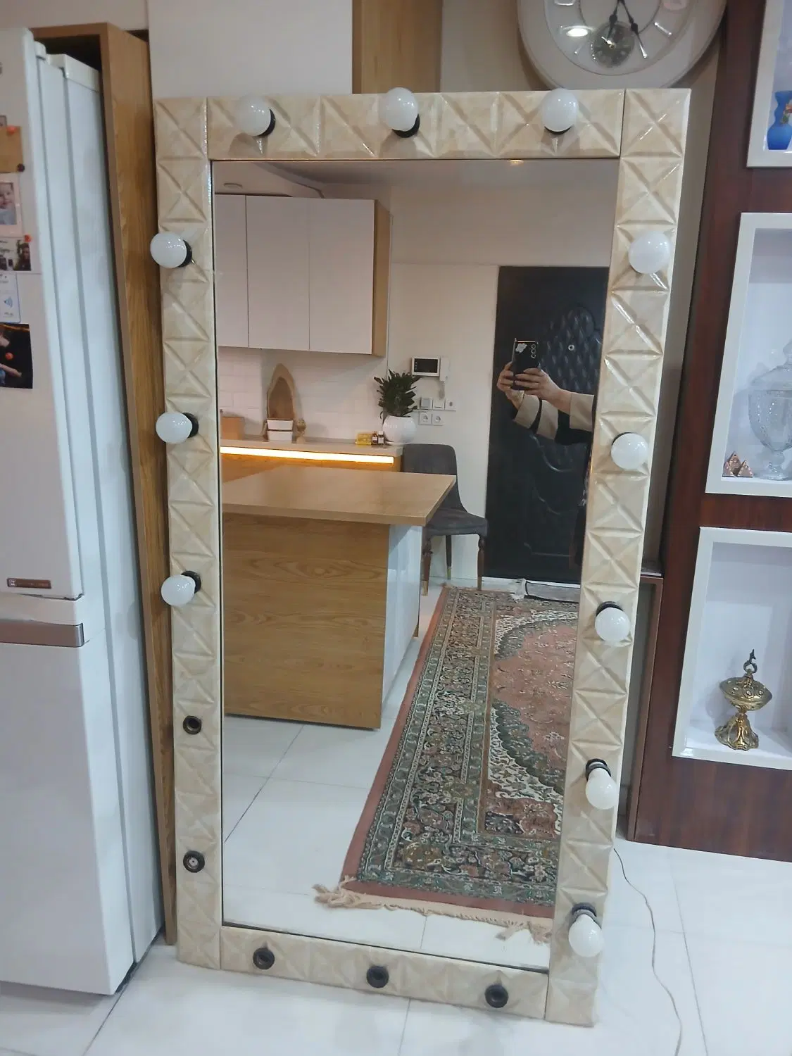 آینه چراغ دار|آینه|تهران, دبستان|دیوار
