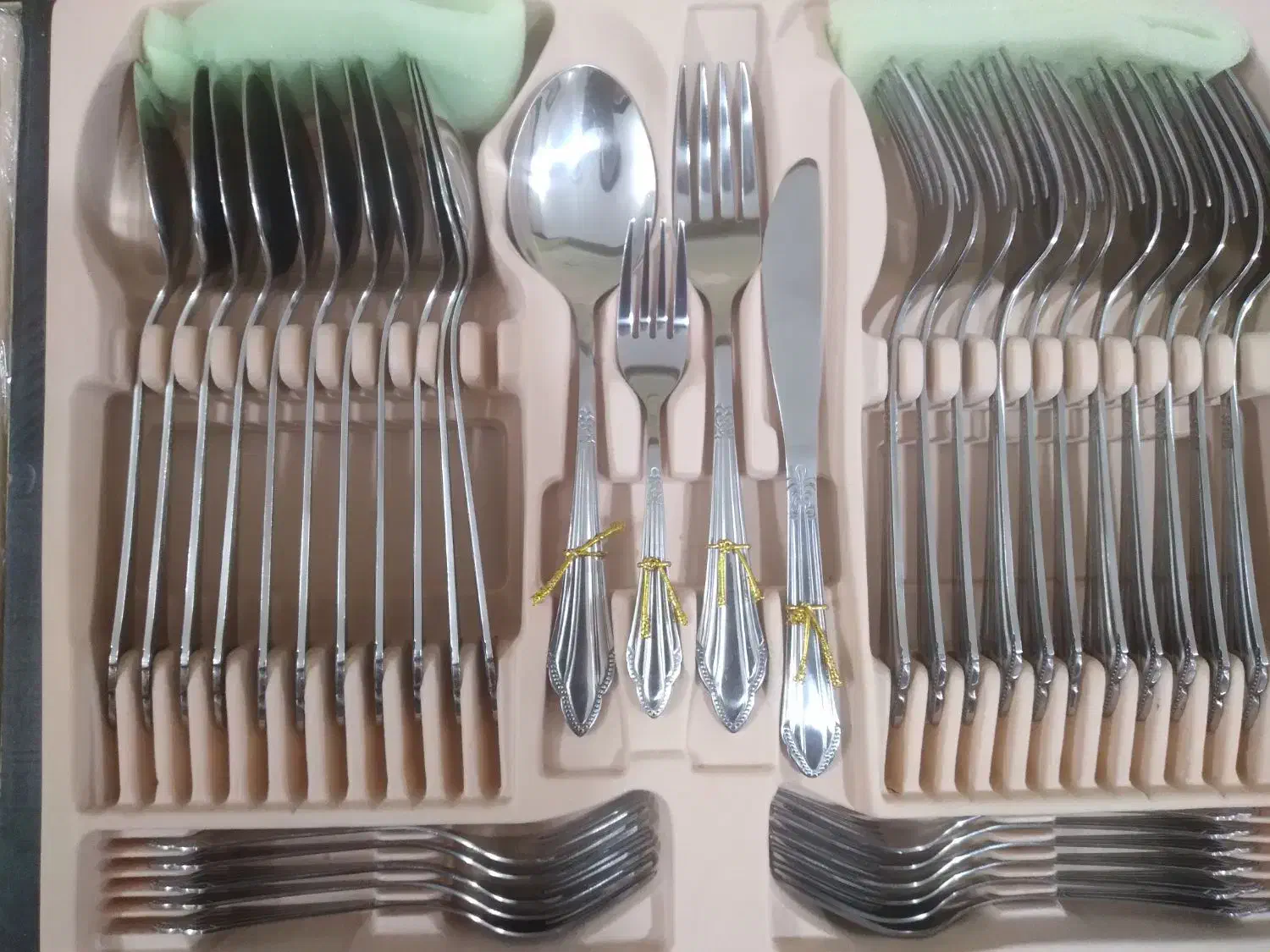 سرویس قاشق وچنگال ۱۲ نفره با میز چوبی|ظروف سرو و پذیرایی|مشهد, شاهد (شهرک غرب)|دیوار