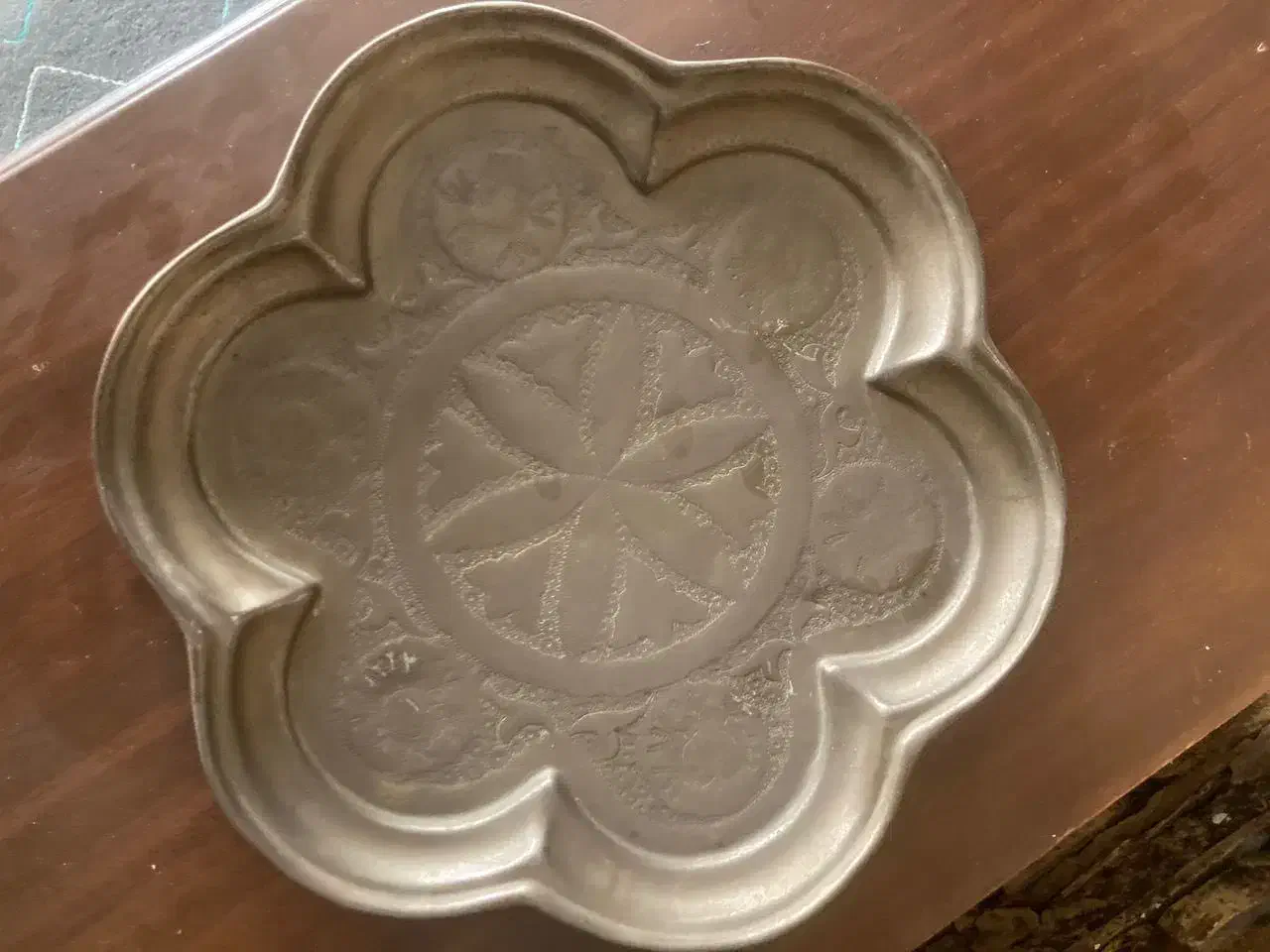 سینی برنجی|کلکسیون اشیاء عتیقه|قم, چهار مردان|دیوار