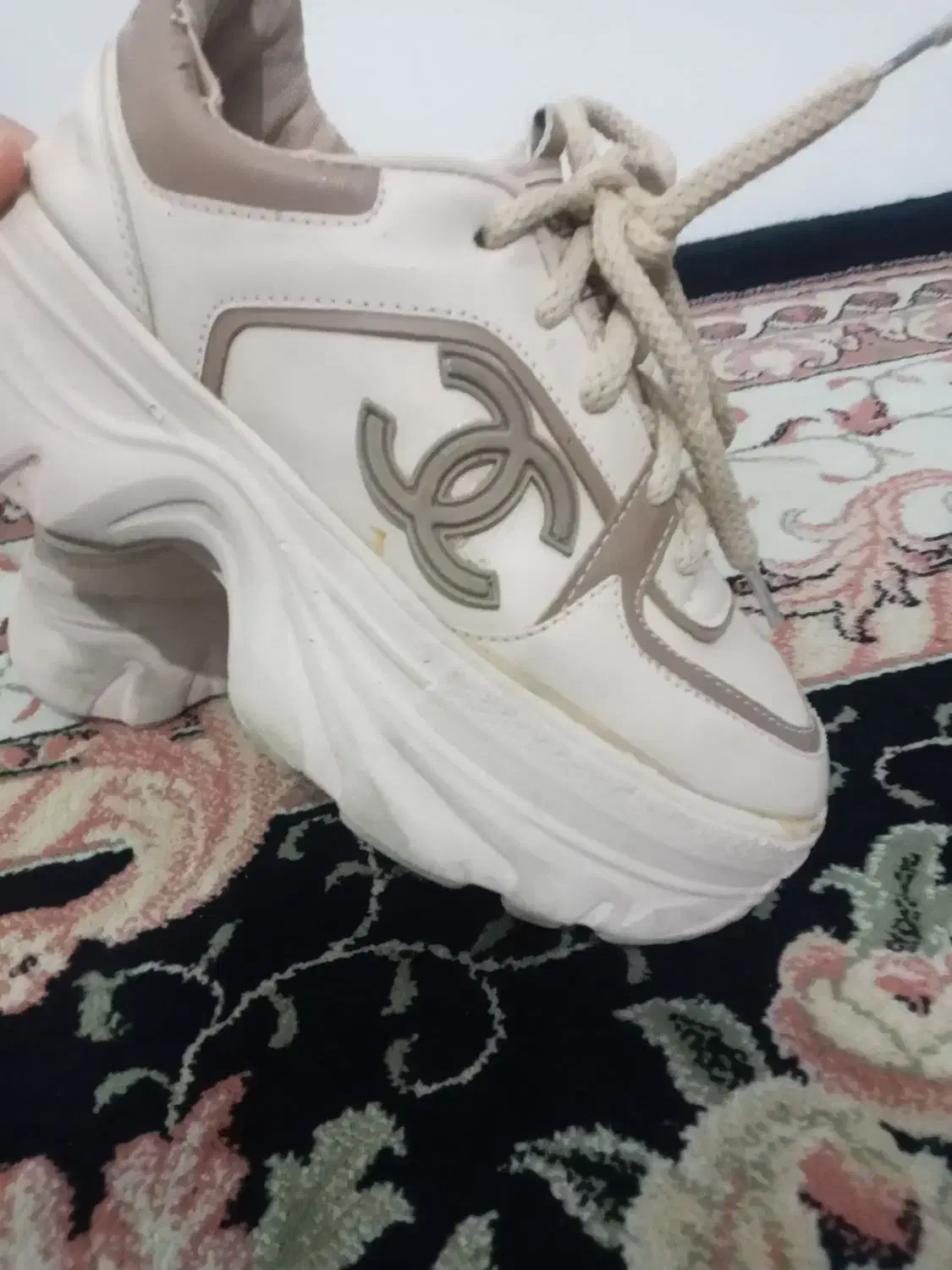 کفش|کیف، کفش، کمربند|میانه, |دیوار