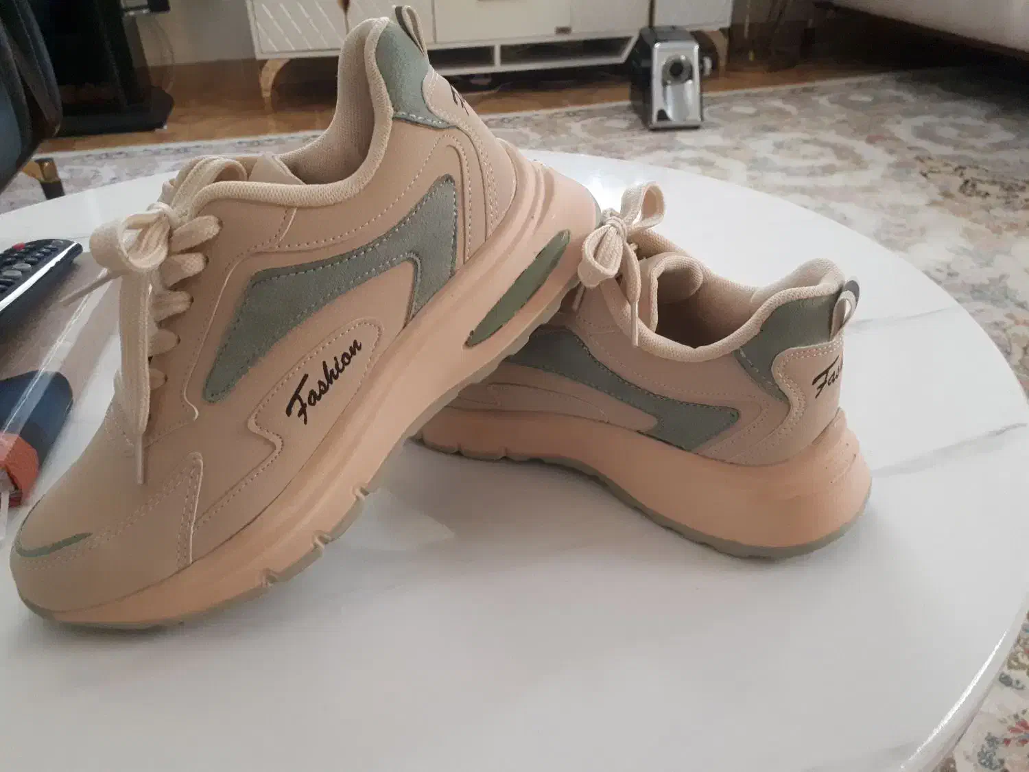 کتونی زنانه|کیف، کفش، کمربند|سیاهکل, |دیوار