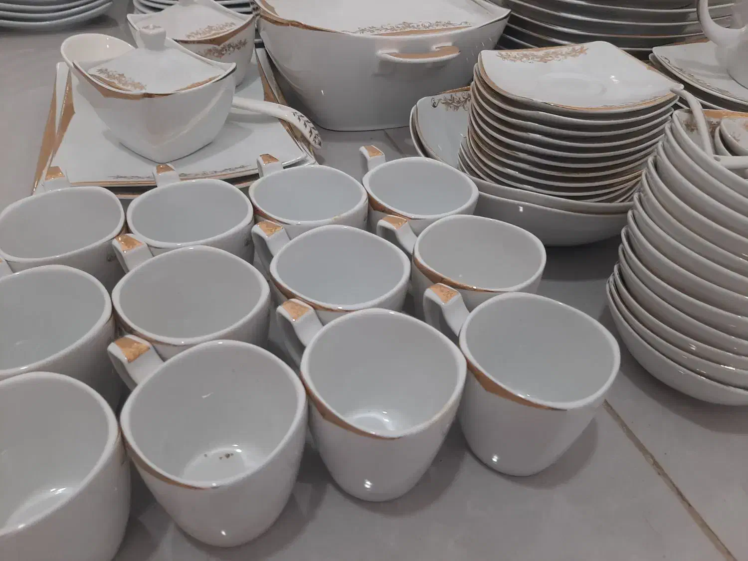 سرویس چینی ۱۲ نفره|ظروف سرو و پذیرایی|آزادشهر, |دیوار