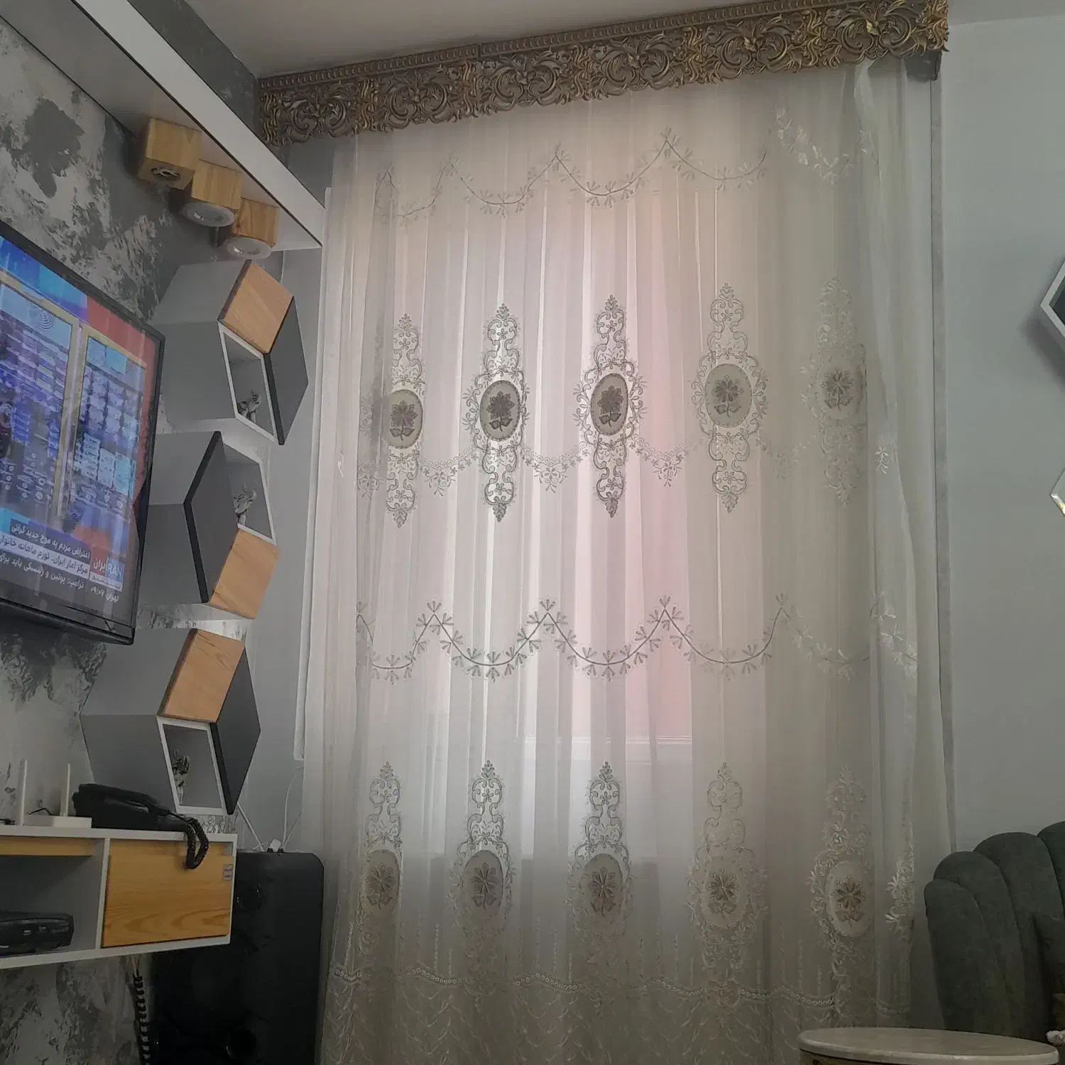 پرده پیلیسه زیرش حریر به متراژ ۲مترونیم و۱۸۵|پرده، رانر، رومیزی|محمدیه-قزوین, |دیوار