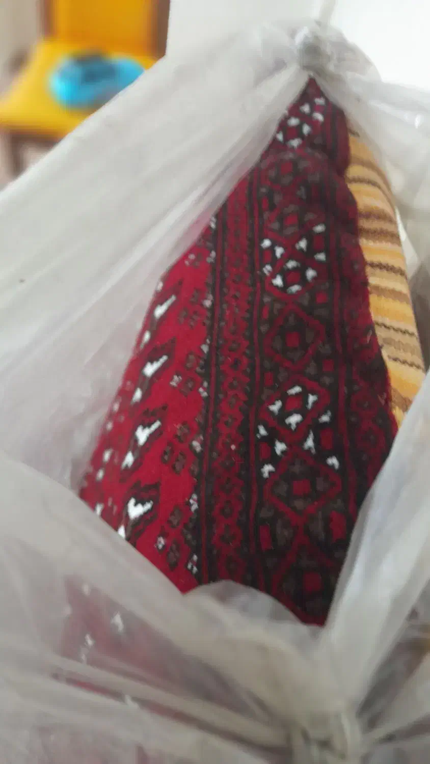 یک جفت پشتی نو|پشتی|ری, دیلمان|دیوار