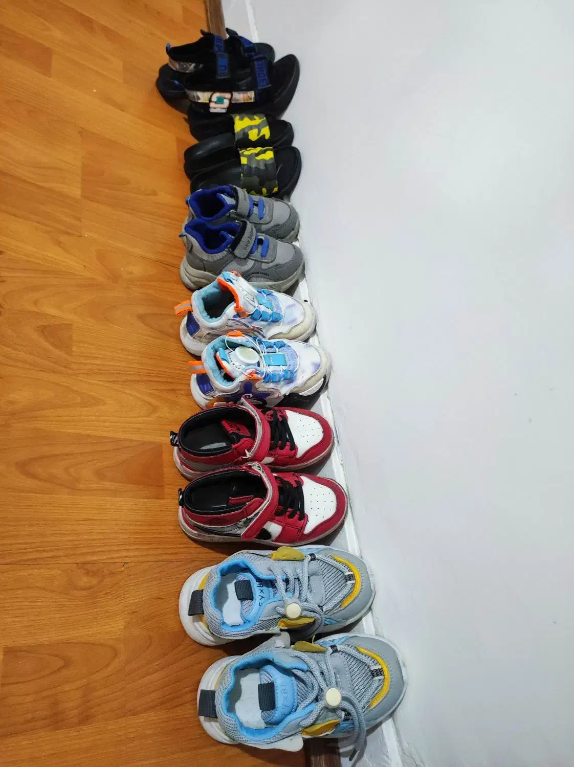 تعدادی کفش پسرانه در حد نو|کفش و لباس بچه|تهران, شهرک زینبیه|دیوار