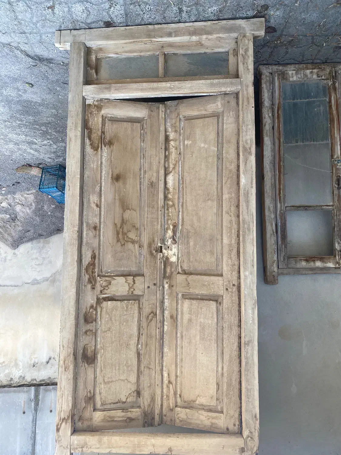 درب و پنجره چوبی با قدمت بیش از صد و پنجاه سال|کلکسیون اشیاء عتیقه|گرگان, |دیوار