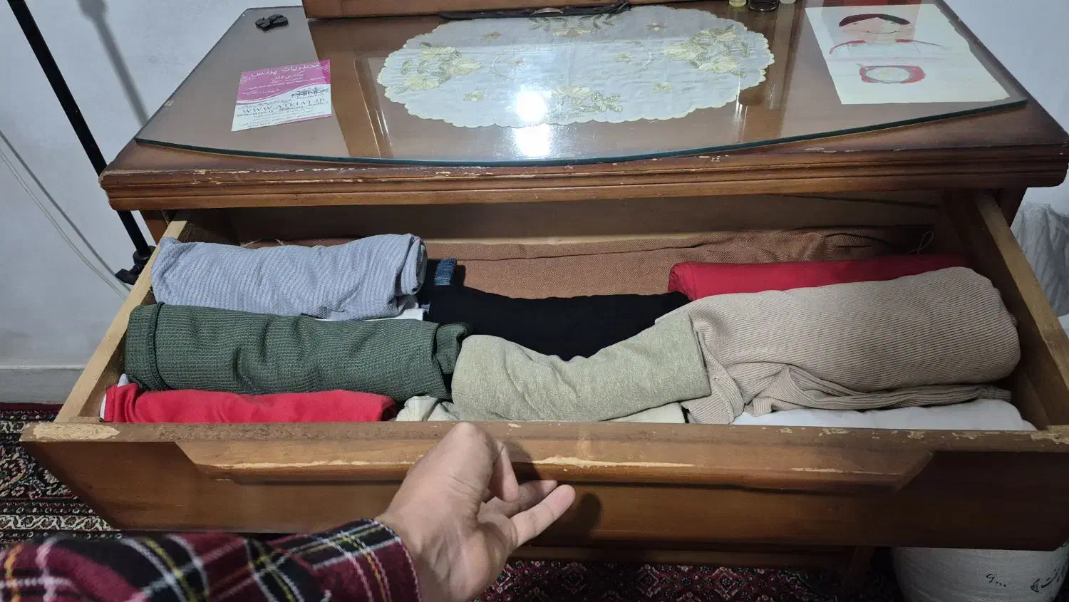 دراور جادار چوبی تمیز با آینه سالم|جاکفشی، کمد، دراور|رضوانشهر, |دیوار