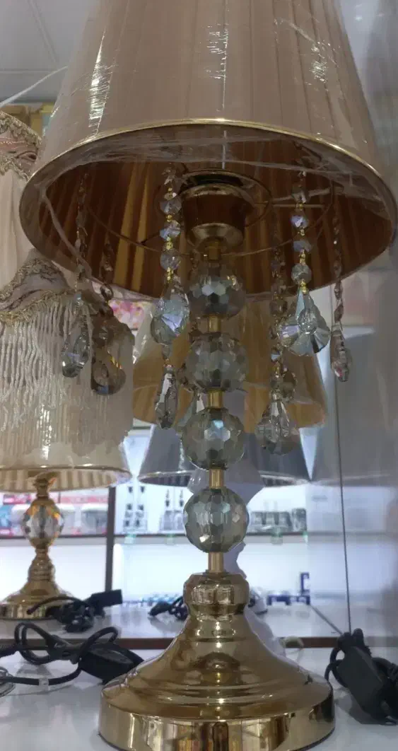 آباژور کرمی کاملا نو با کارتن|چراغ خواب و آباژور|قم, شهرک امام حسین|دیوار