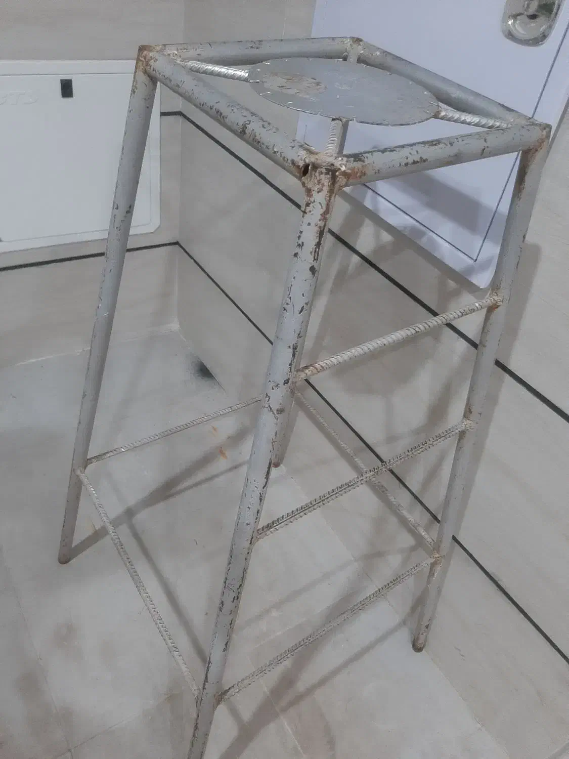 صندلی ۴ پایه فلزی یک مترو ۳۰|صندلی و نیمکت|سبزوار, قائم|دیوار