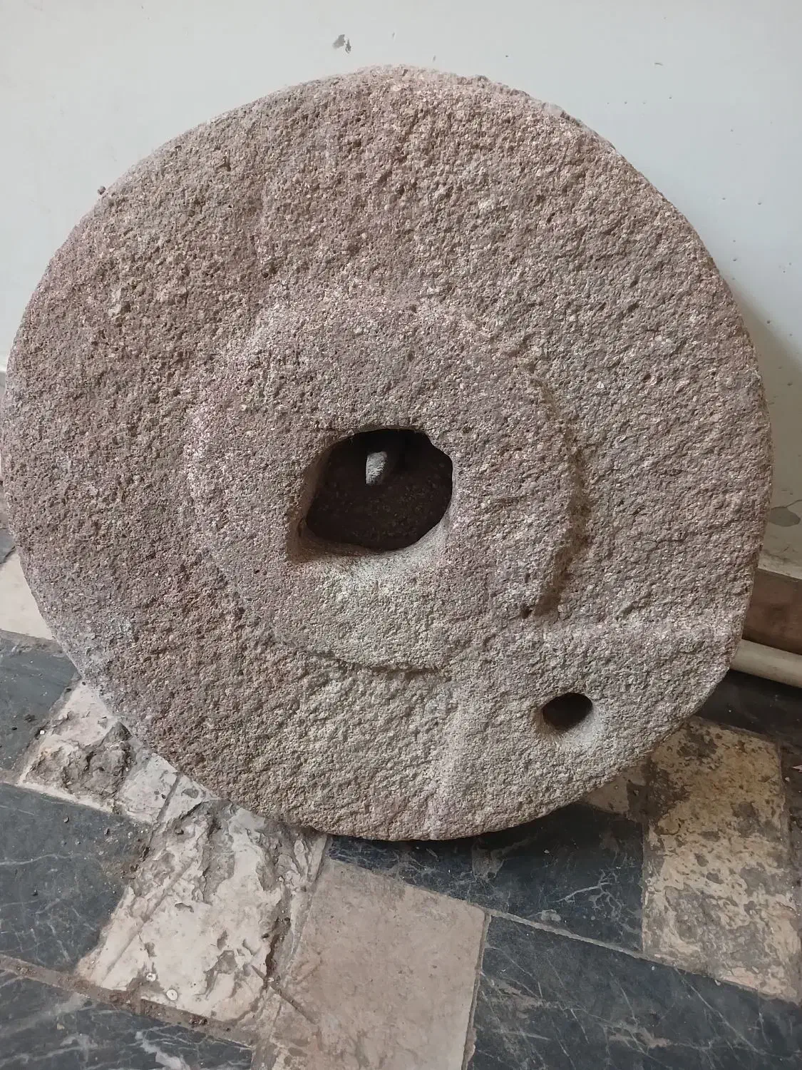 سنگ آسیاب عتیقه|کلکسیون اشیاء عتیقه|تبریز, |دیوار