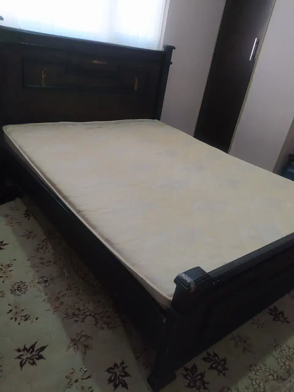 تخت خواب  وتشک رویال  و2عدد پاتختی و میز آرایش|تخت و سرویس خواب|شهرکرد, |دیوار