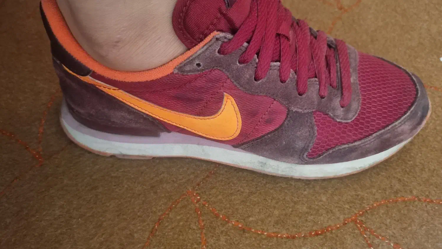 نایک استوک|کیف، کفش، کمربند|اسلام‌‌آباد غرب, |دیوار