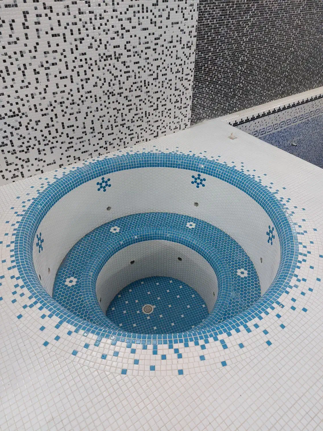 نصب سرامیک استخر و جکوزی تضمینی|خدمات پیشه و مهارت|مشهد, وکیل‌آباد|دیوار