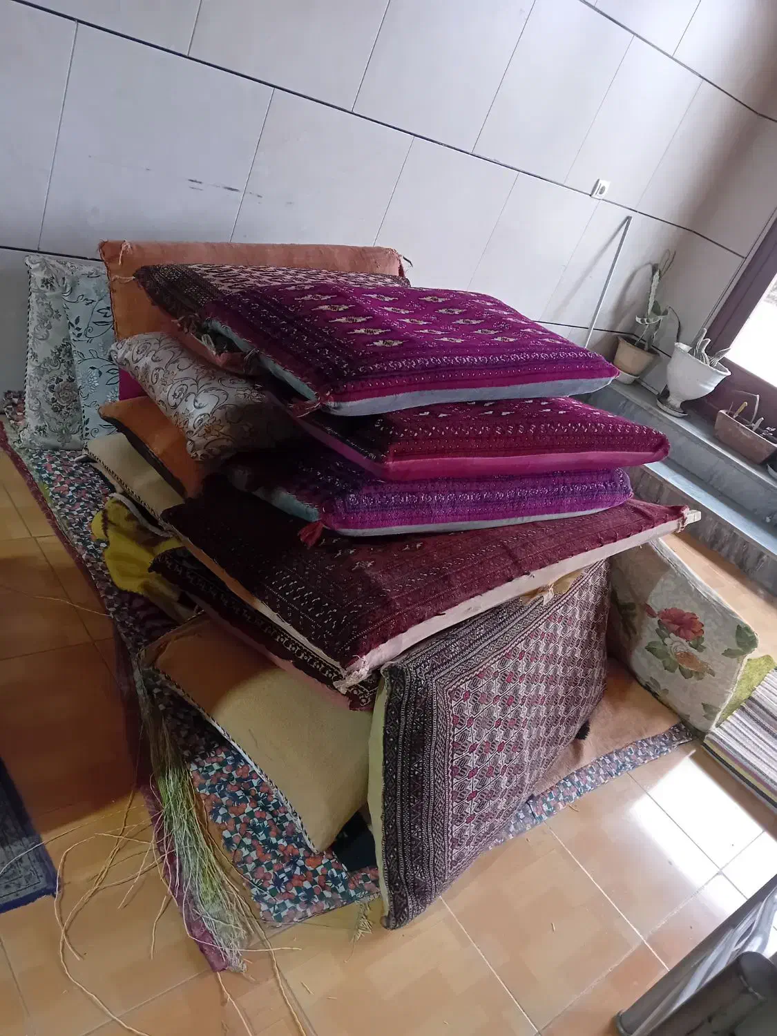 تخت و پشتی|پشتی|خوی, |دیوار