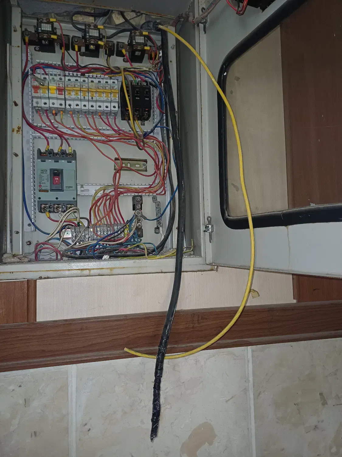 استخدام کارگر و شاگرد برق کار نیمه ماهر|استخدام صنعتی، فنی، مهندسی|تهران, سلسبیل شمالی|دیوار