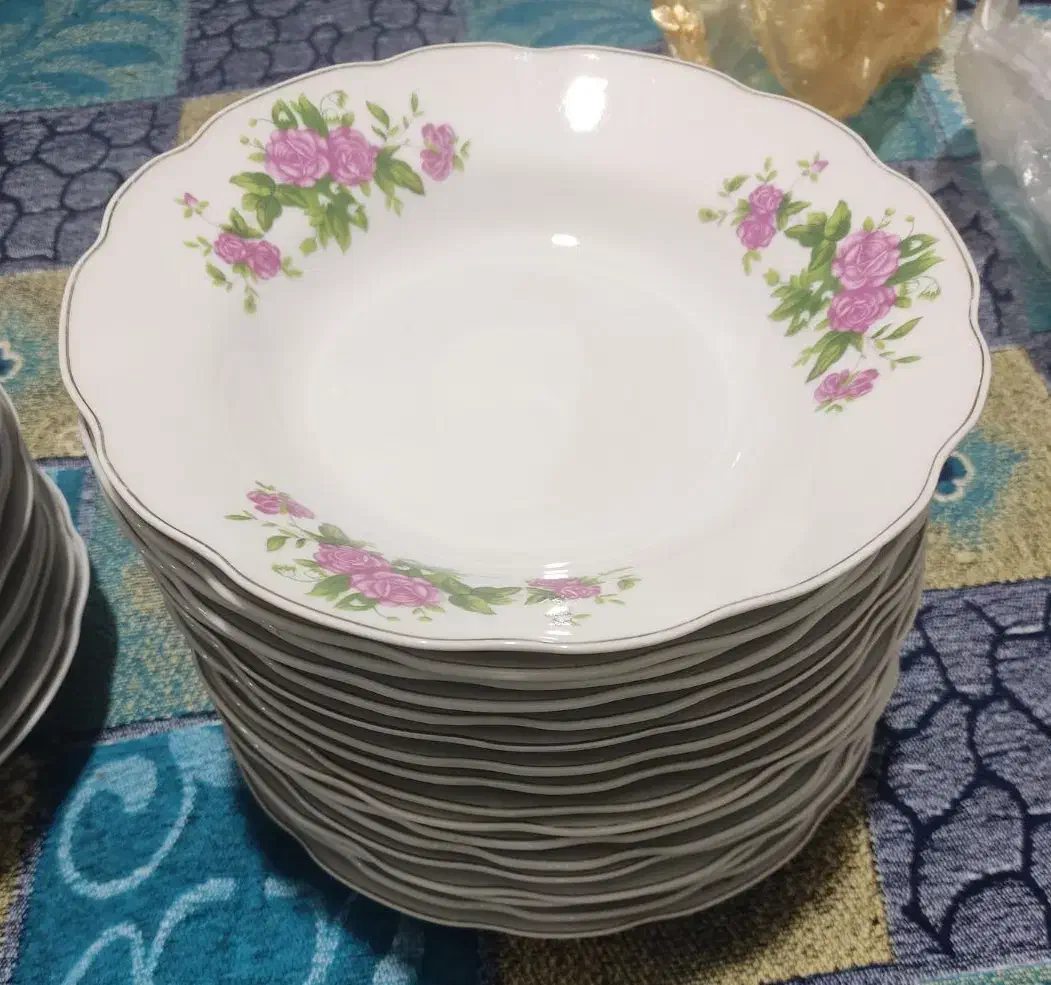 چینی گل سرخ|ظروف سرو و پذیرایی|قم, علی آباد سعدگان|دیوار