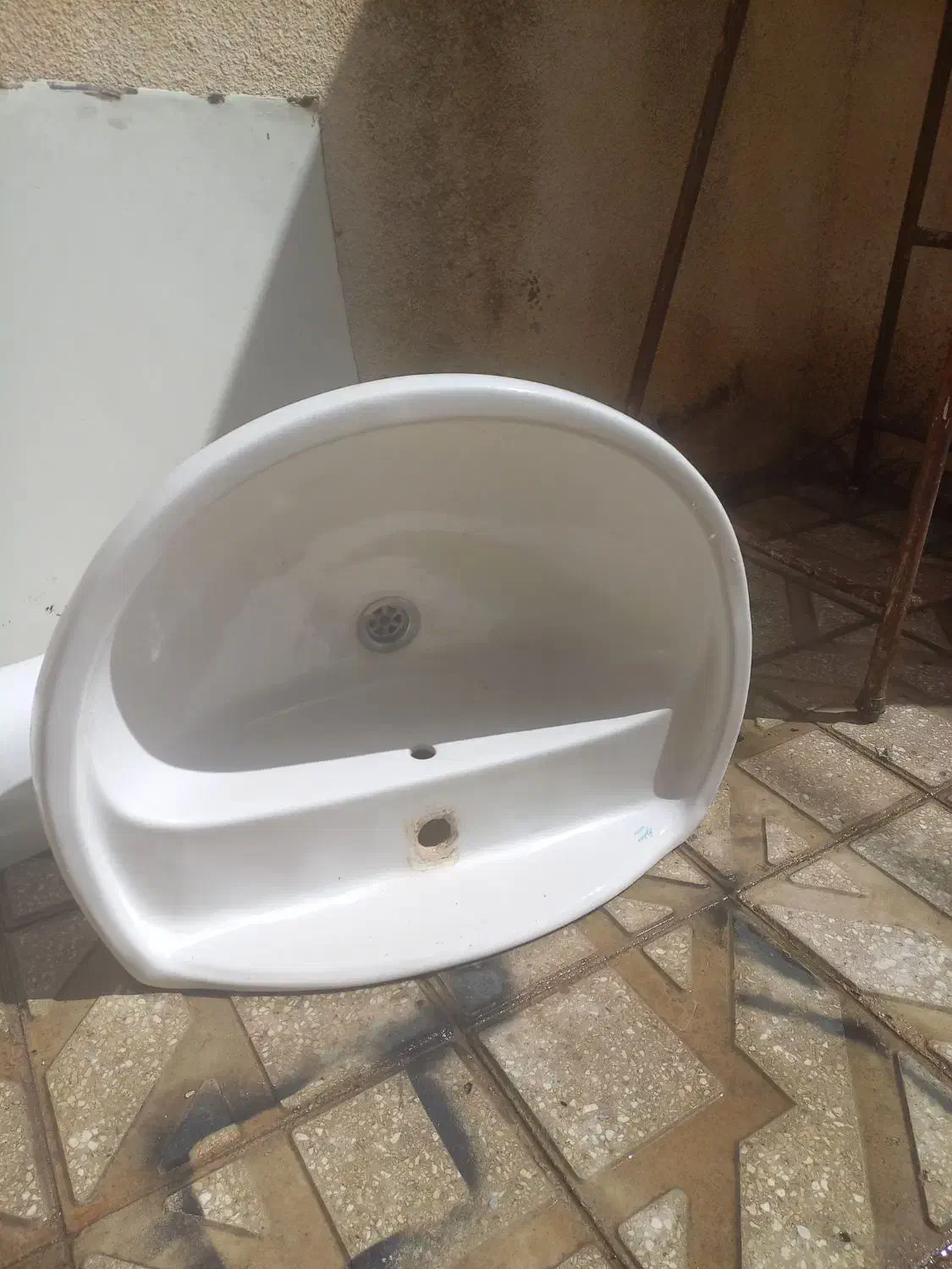 روشویی همراه پایه اش کارتن لباسشویی و تلویزیون|لوازم سرویس بهداشتی|کرمانشاه, |دیوار