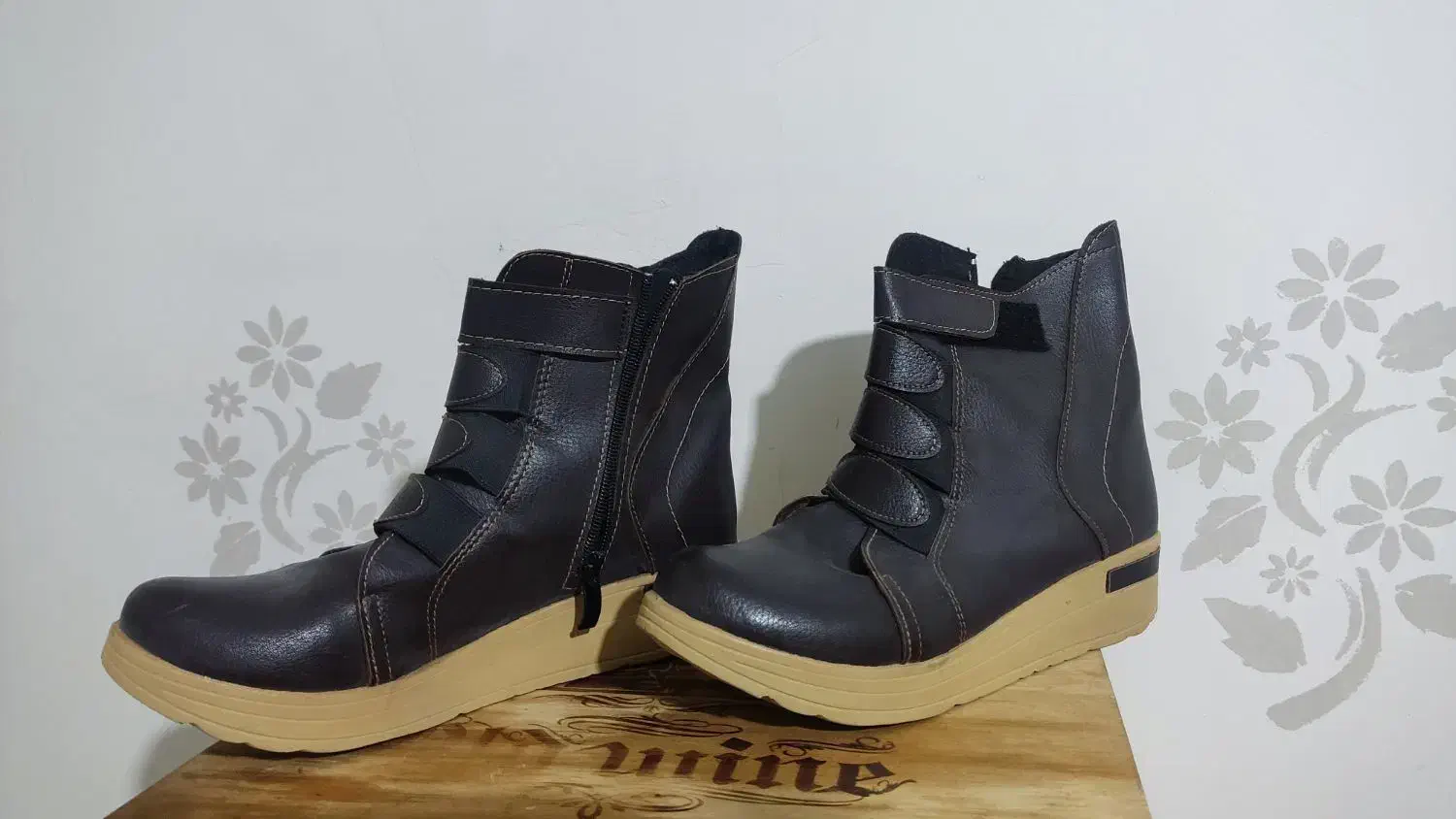 2جفت کفش|کیف، کفش، کمربند|میانه, |دیوار