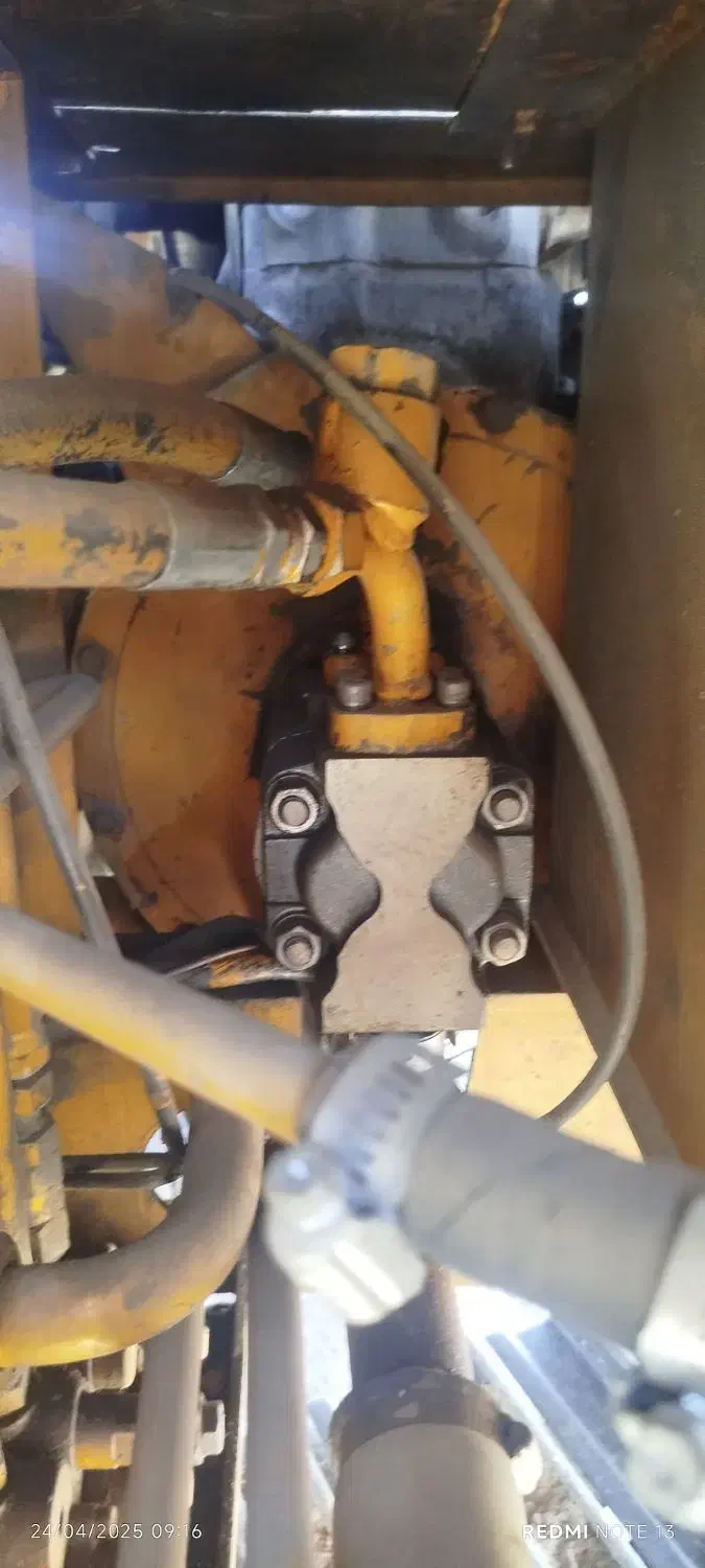 بیل مکانیکی زنجیری میتسوبیشی چهار تن|ماشین‌آلات صنعتی|بسطام, |دیوار