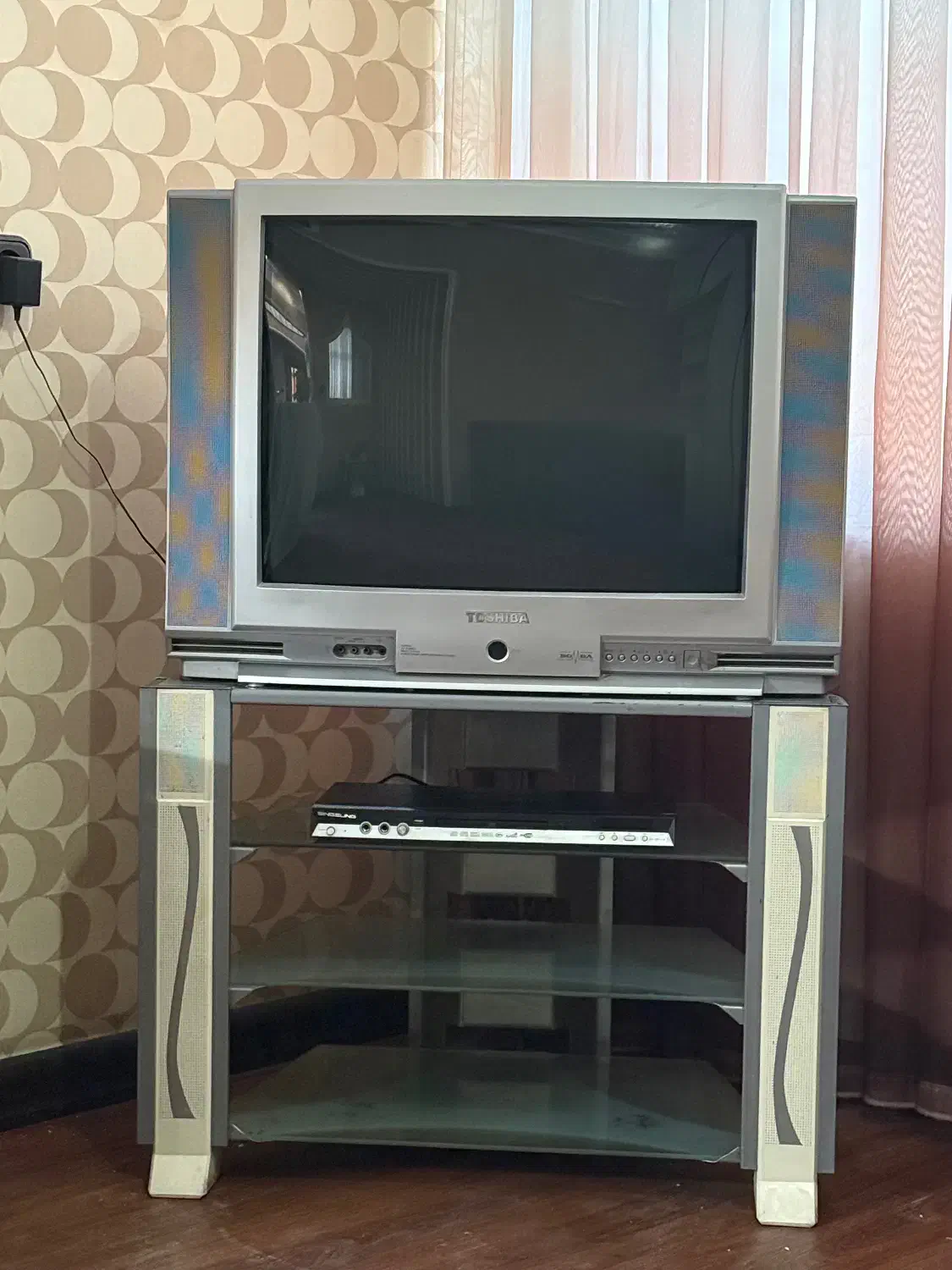 تلویزیون ۳۰ اینچ توشیبا ژاپن با میز فابریک و پخش|تلویزیون و پروژکتور|اصفهان, خانه اصفهان|دیوار