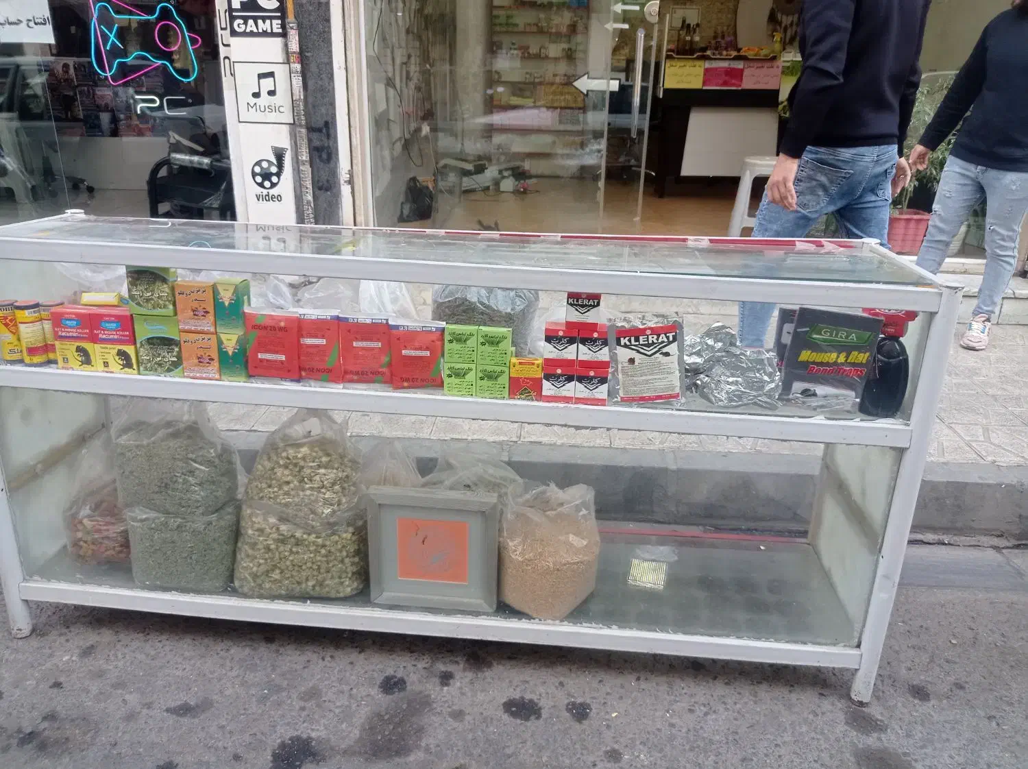 ویترین فلزی|بوفه، ویترین، کنسول|اندیشه, اندیشه فاز ۱|دیوار