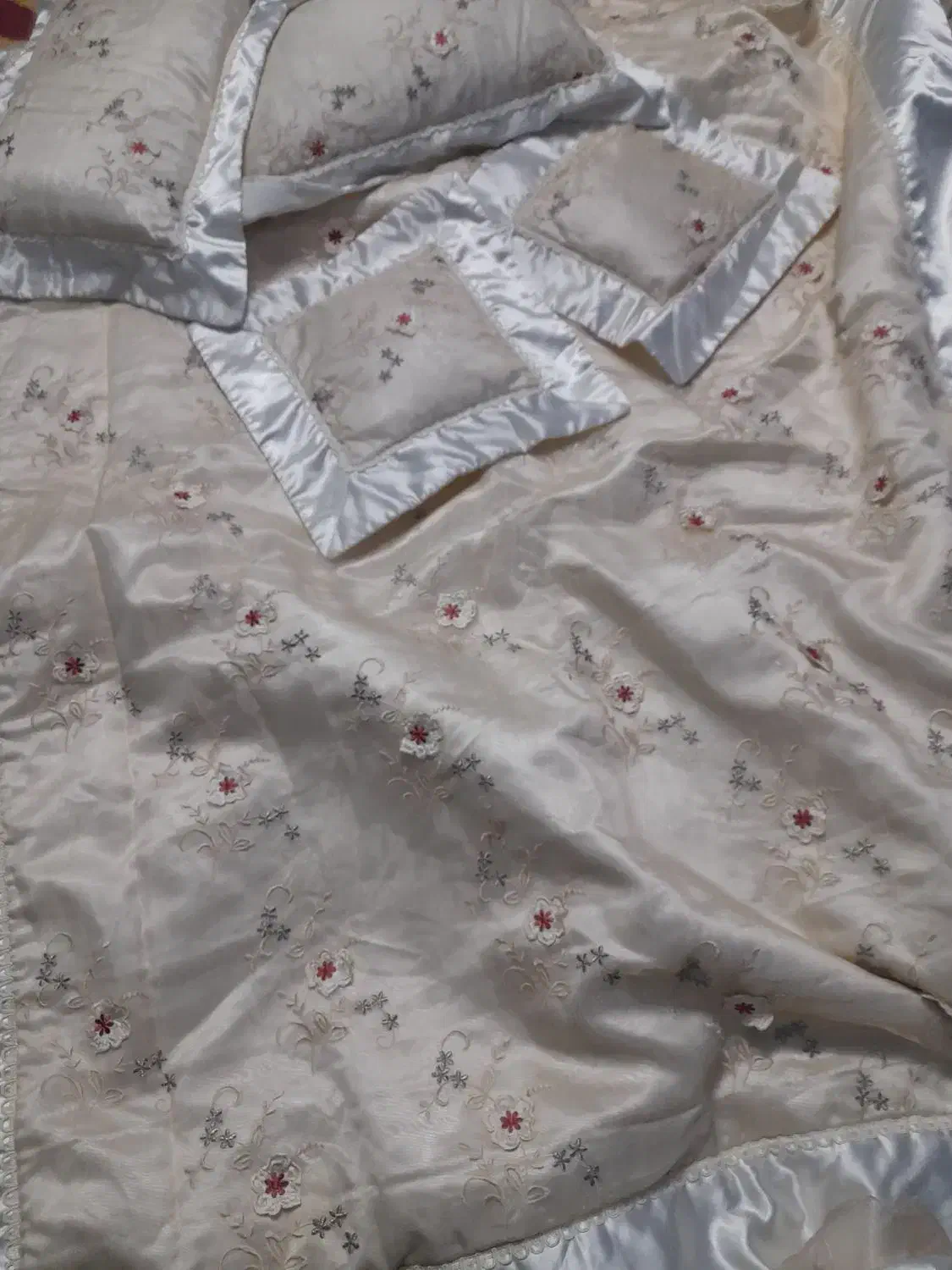 روتختی با بالشت کوسن|سرویس روتختی|ری, علایین|دیوار