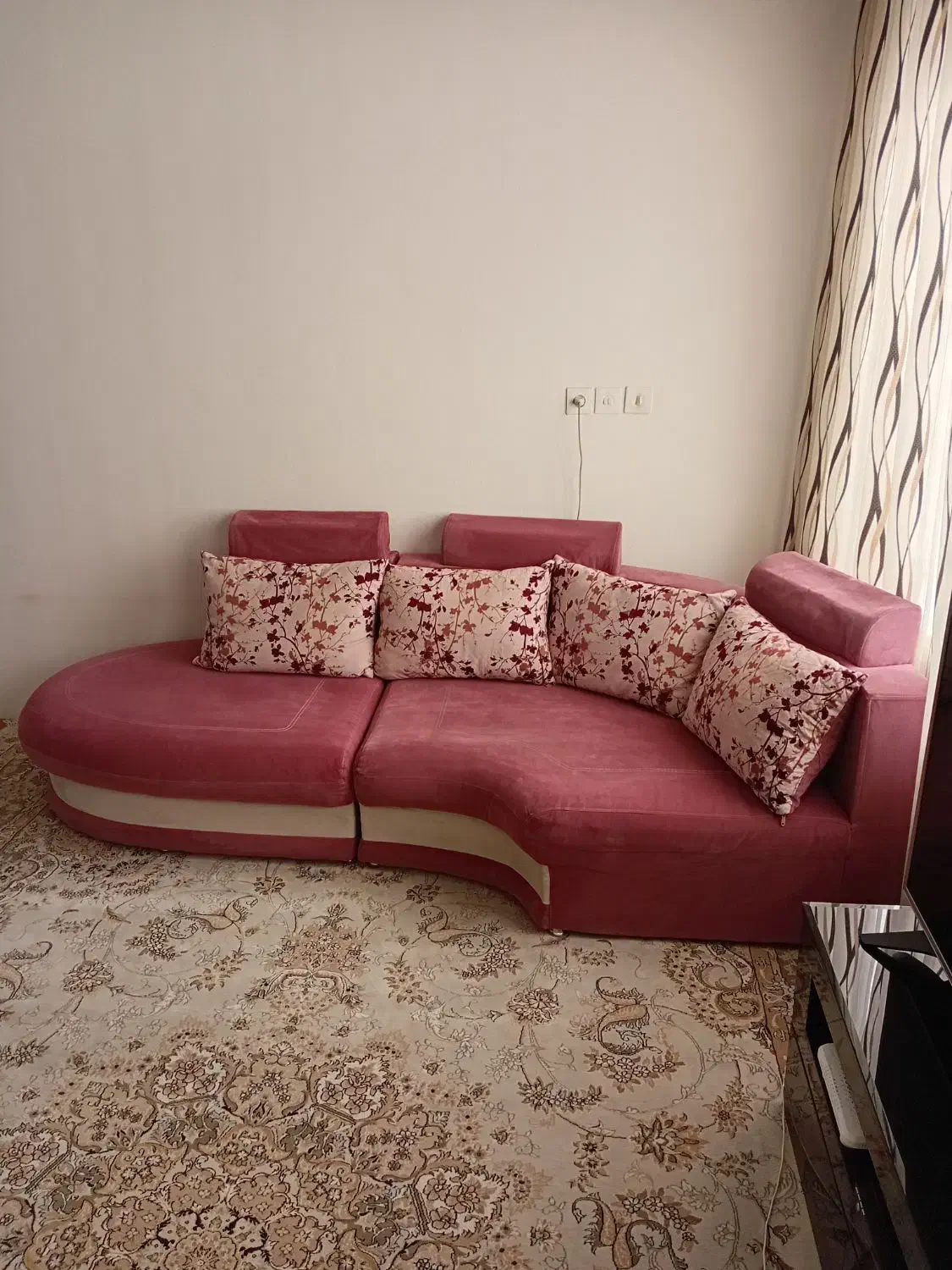 مبل نیم ست/ ۲ عدد راحتی + ۴ عدد کوسن/ سالم و تمیز|مبلمان خانگی و میز عسلی|کرمانشاه, |دیوار