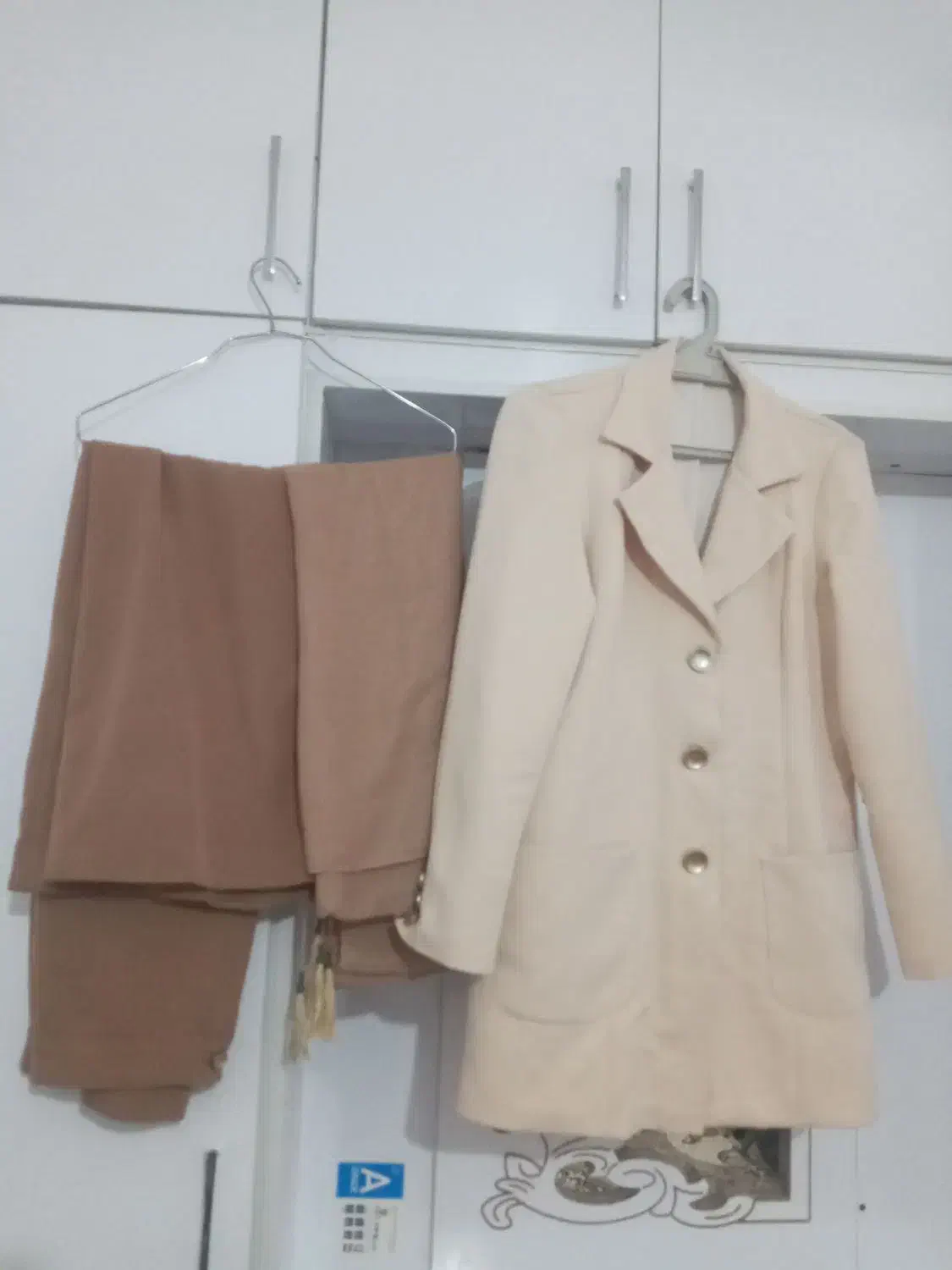 کت شلوار|لباس|نیشابور, خط کاشمر|دیوار